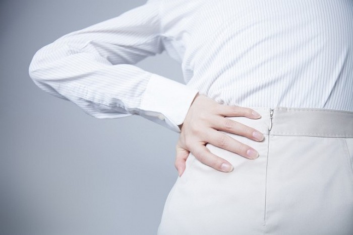 腰痛　腰の痛み　治療　原因　腰椎　デスクワーク　骨の歪み　噛み合わせ　治療