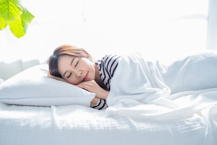 睡眠、不眠、熟睡、寝れない、起きれない、寝付き悪い、目が覚める、夢を見る、眠い、眠りが浅い、眠り方、方法、原因、α波、リラックス、寝る前、リラクゼーション、ヘッドスパ、炭酸ヘッドスパ